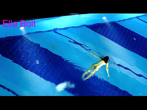 ❤️ Handikwanise kumira kuona, mudiki blonde akabatwa achishambira asina kupfeka muELLA BOLT resort pool ❤ ☑
