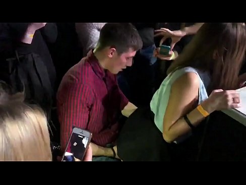 ❤️ Bonde chairo muRussian nightclub. Musikana weRussia ane makore 18 ari mu anus uye bonde akanyura munightclub ❤  ☑