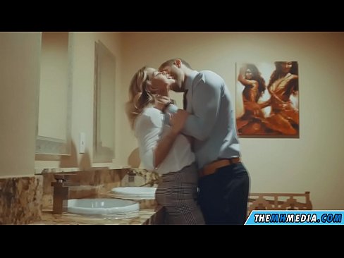 ❤️ Kana blonde ine busty inokukwezvera muchimbuzi cheveruzhinji ❤ ☑